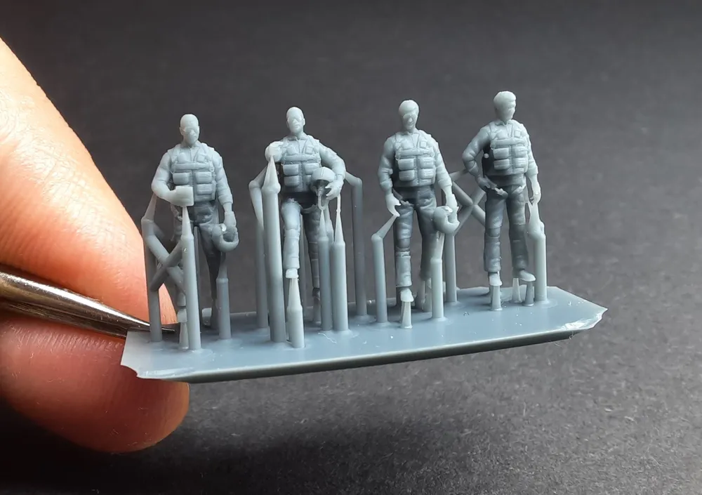 1/144 Vietnam War era American Pilots standing positions (4x pilots)